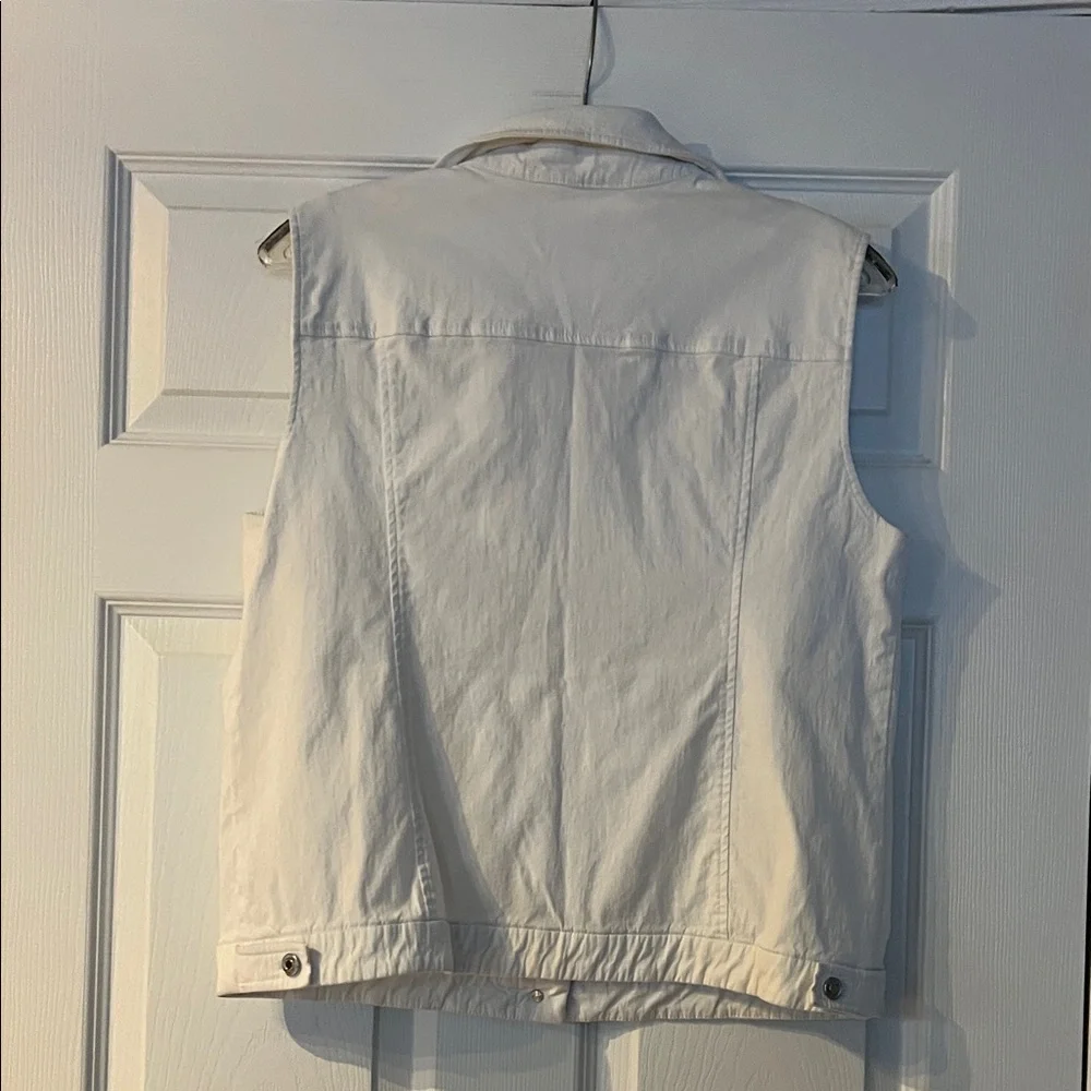 🌷6/$20🌷 Attyre White vest - Picture 3 of 3